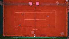 Almaty, Kazakhstan - 27 avril 2024 : Terrain de tennis de couleur orange sur lequel les athlètes sont entraînés, vue sur un drone
