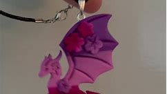 dragon necklace #dragons #onlinebusiness #smallbuisness #dragon #kittyscraftdragons #kunstler #etsysmallbusiness #artists #dragonsculpture #claydragons #dragonfigure | Kittyscraftdragons