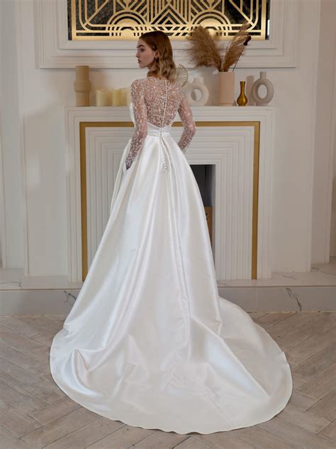 Satin a line wedding gown | Beachweddingtips.com