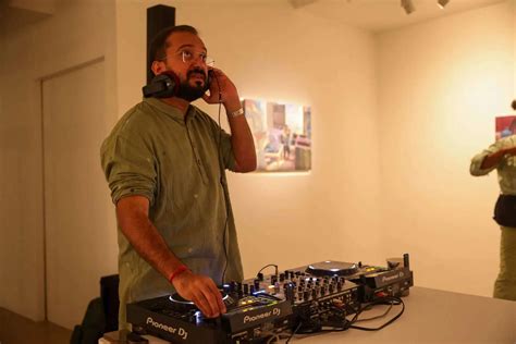 Gallery hopping: A new way to experience & engage with art | Delhi News - The Times of India