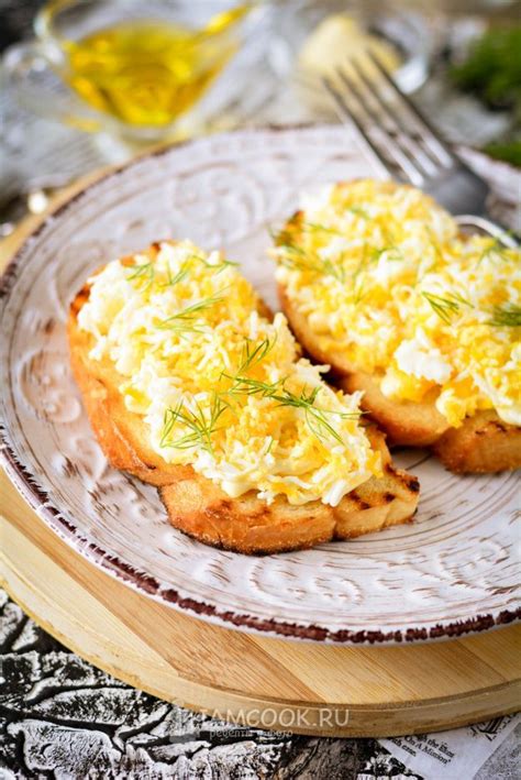 Гренки (из батона) с яйцом и чесноком на сковороде — рецепт с фото ...