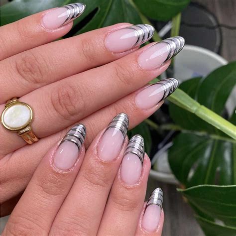 22 Silver Chrome Nail Ideas for a Futuristic Manicure
