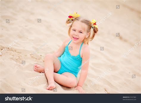 Стоковая фотография 81537382: Happy Little Girl Bikini Sit On ...