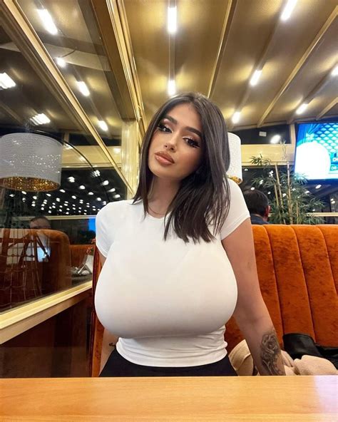 Pin by Max Payne on Curvy women fashion | Curvy woman, Beautiful women ...