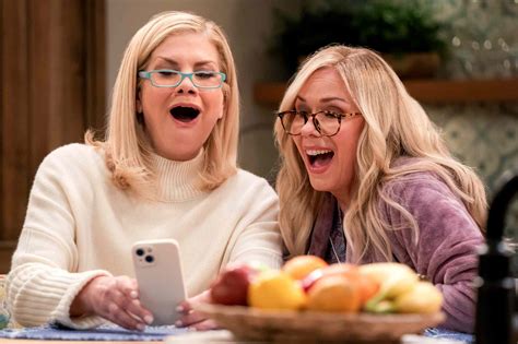 Leanne Morgan Dishes on Sitcom's 'Perfect Timing' amid Milestone Year ...