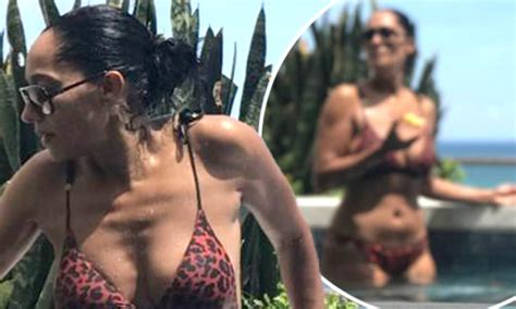 Biquini Tracee Ellis Ross Tracee Ellis Ross Pops In Red Bikini And