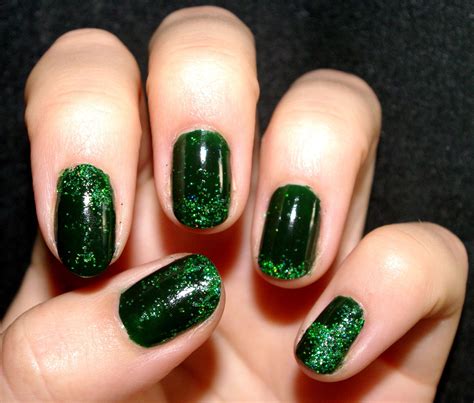 Green glitter on dark green polish, nailart | C126, Nagellack, Paillette