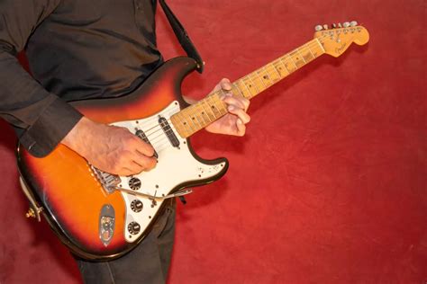 Who invented The Electric Guitar (And How It Happened?) - Guitar Symphony