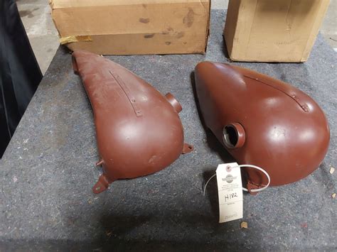 Lot 182H – NOS Harley 60-70 3.5 gal gas tank set | VanderBrink Auctions