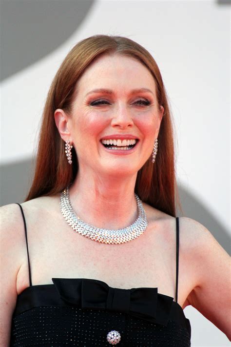 Julianne Moores skönhetsförändring – så ser hon ut nu | Femina