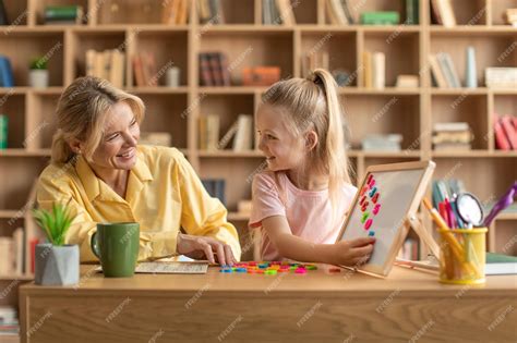 Educación preescolar feliz maestra profesional haciendo ejercicio con ...