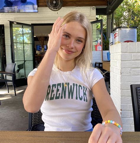 across from you pose in 2024 | Trendy fashion outfits, Girl, Popular girl