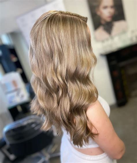 How to highlight hair using foils? - Foil Highlighting