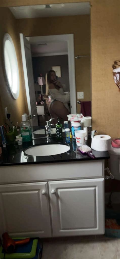 Lil ass selfie | Scrolller