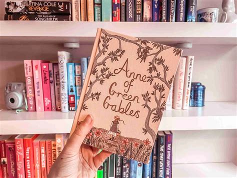 Download Aesthetic Books Pictures 2560 X 1920 | Wallpapers.com