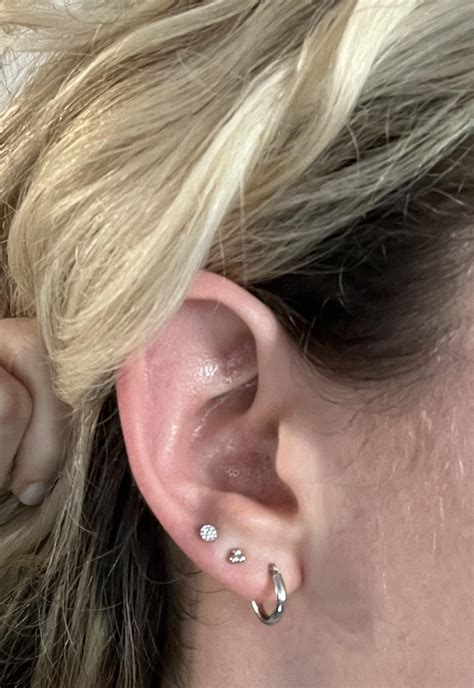 After a failed rook, here’s my cute new third lobe 🤗 : r/piercing