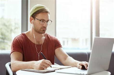 Технологии, работа и концепция работы. Успешный переводчик-мужчина ...