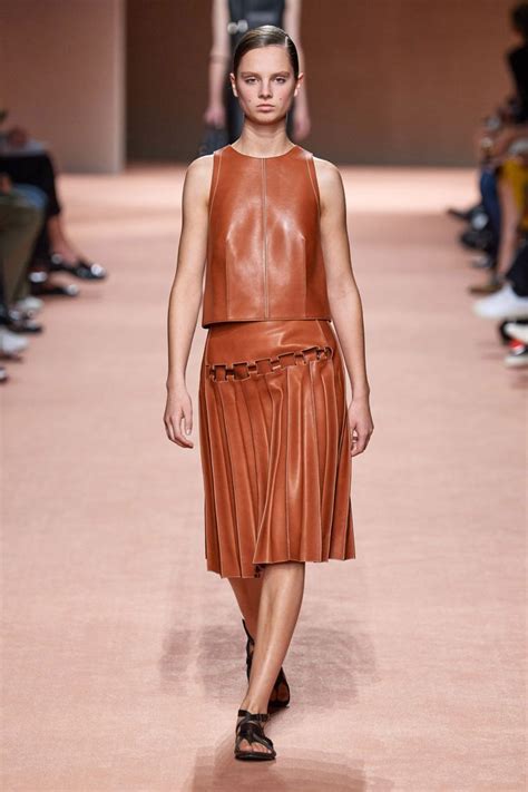 Кожаные фартуки на показе Hermès | Прет-а-порте, Недели моды, Модный показ