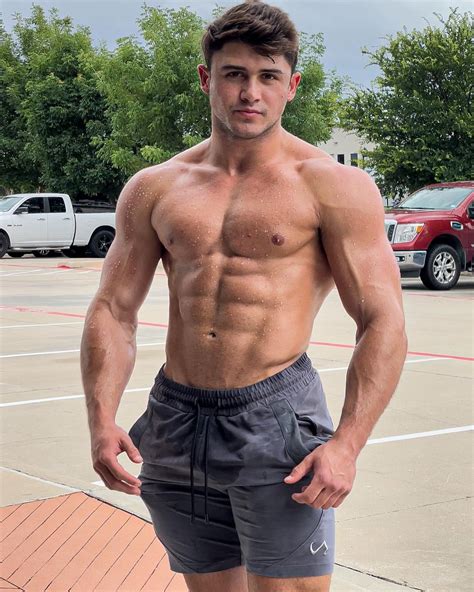 BODYBUILDER – CHASE CALVIT – Monday XYZ