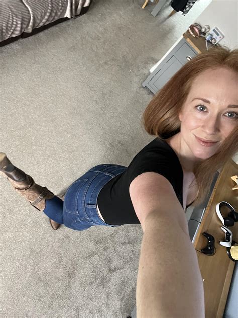 Milf in her Cowgirl Boots! : r/cougars_and_milfs_sfw