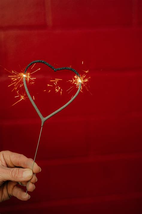 Utah Sparklers 9" Heart Shaped Sparklers, 6 Pieces, Gold Sparks ...