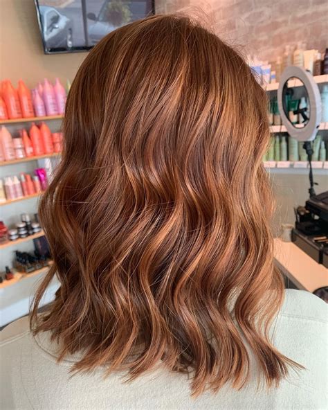 13 Red Brown Hair with Highlights Styles That Nail It - CreativeBooster