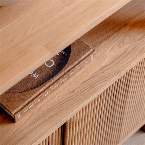 Cloe · White pigmented oak side table with wood doors – Woodendot