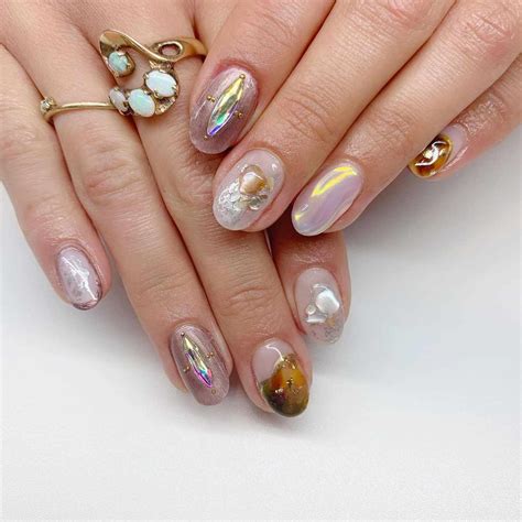 28 Short Chrome Nail Ideas For a Gorgeous, Glazed Manicure