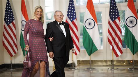 A Senator’s New Wife and Her Old Friends Draw Prosecutors’ Attention - The New York Times