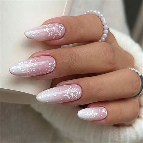 21+ Classy Snow Nail Ideas for Winter - DrExplains