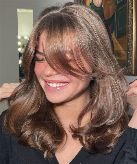 35 Lovely Butterfly Haircuts With Curtain Bangs - Styleoholic