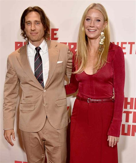 Gwyneth Paltrow and Brad Falchuk Share Kiss to Mark 6th Wedding Anniversary