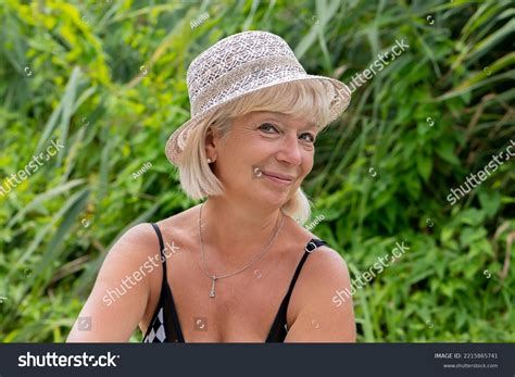 207 Sexy 60 Year Old Woman lizenzfreie Bilder, Stockfotos und Aufnahmen | Shutterstock