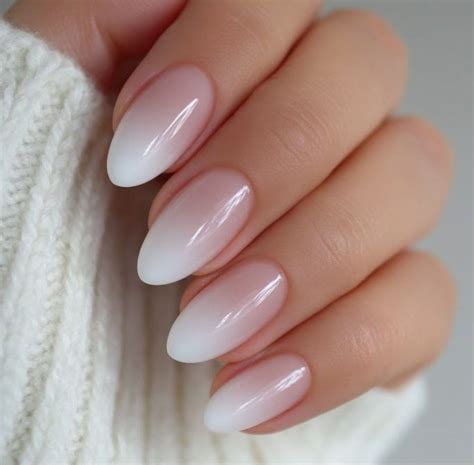 Uñas Baby Boomer: el degradado que querrás en tu manicura