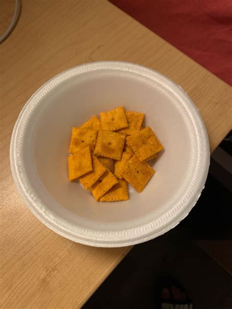 This is what 100 calories of Cheez-Its look like : r/CICO
