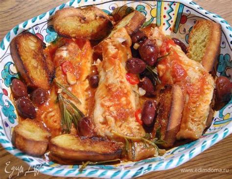 Морской окунь, томленный в томатном соусе с розмарином и оливками ...
