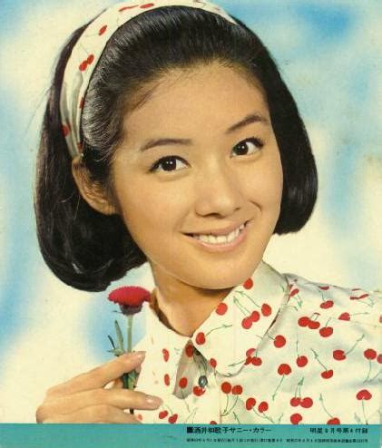 清純派女優の酒井和歌子さんの1960年代から70年代のテレビドラマや映画の出演作での美貌と活躍を振り返ります。