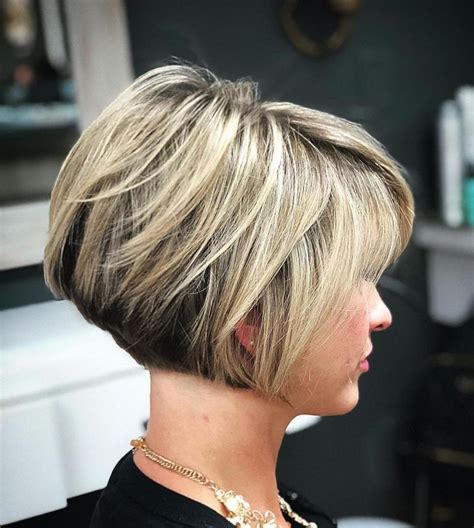Jaw-Length Stacked Layered Bob | Cabelo, Cabelo curto, Cabelo curto chique