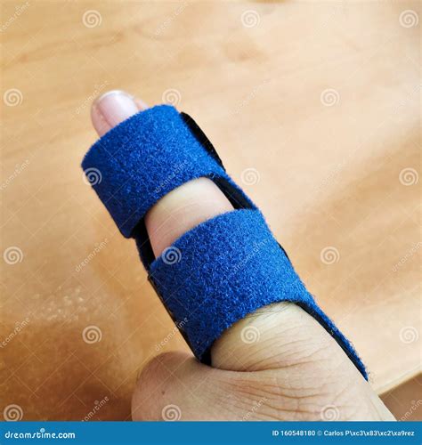 Dislocated Pinky Finger Symptoms