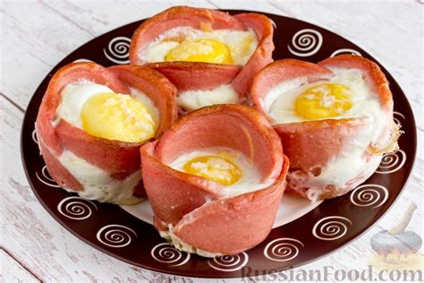Рецепт: Яичница с колбасой и сыром, в духовке на RussianFood.com