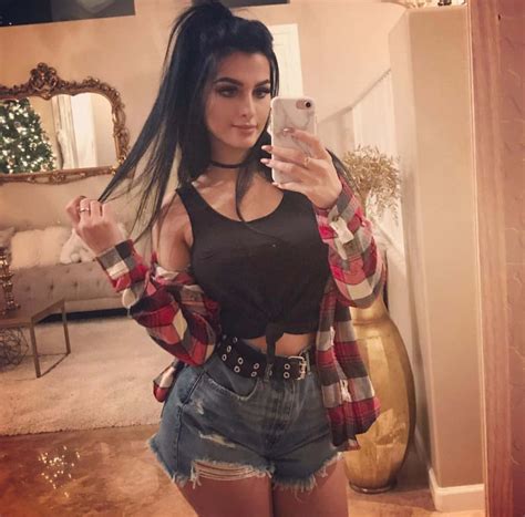 Download Sssniperwolf Mirror Selfie Wallpaper | Wallpapers.com