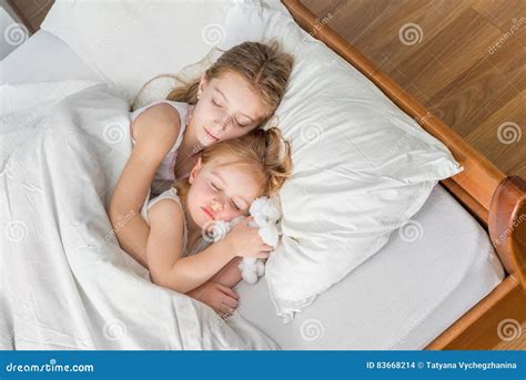 Can Friends Sleep In The Same Bed at Jonathan Middleton blog