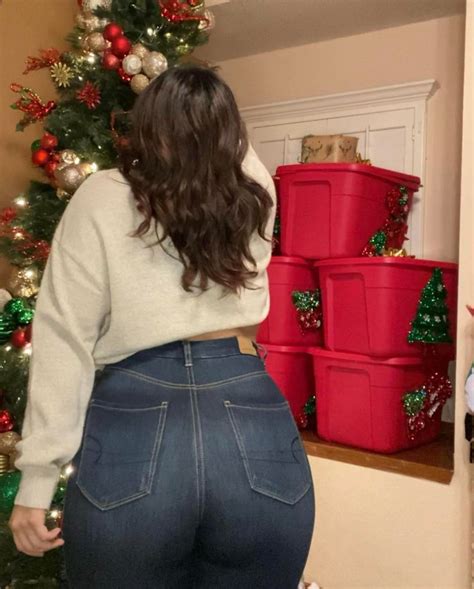 My latina mom has a pretty nice ass : r/BigButtMoms