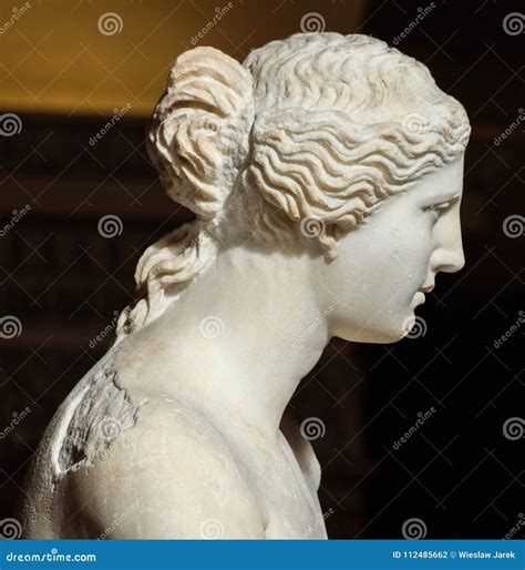 Sculpture the Venus De Milo at the Louvre Museum, Paris, France Editorial Photography - Image of ...