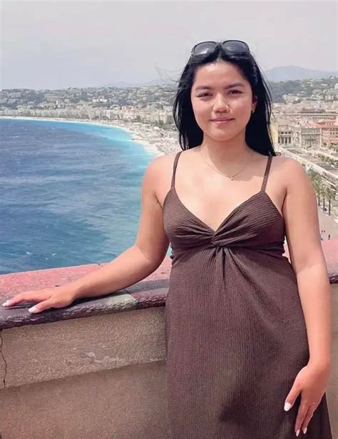 Public bulge is the best : r/Ladyboys