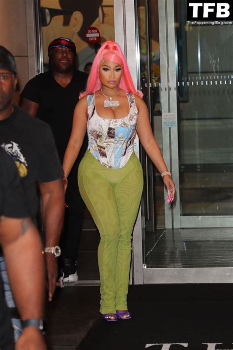 Nicki Minaj Checks Out of Her Hotel After Her Epic Night at the MTV VMA ...