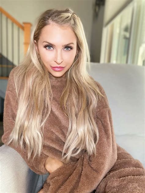 TW Pornstars - Alix Lynx. Twitter. want a custom sfw shoutout from ...