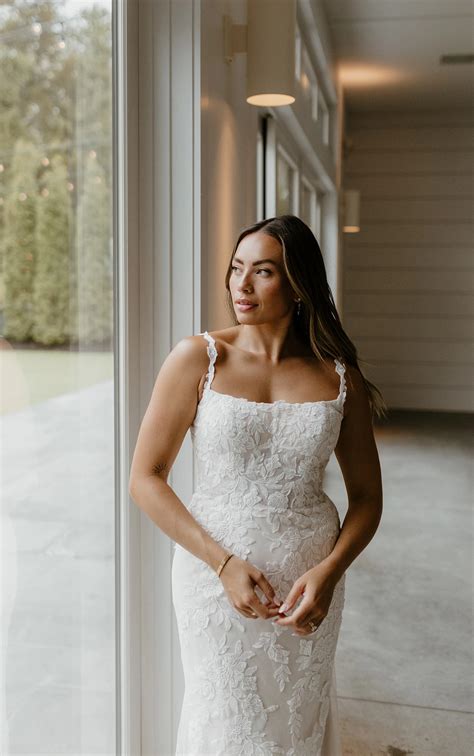 Elegant Floral Lace Fit-and-Flare Wedding Dress with Shoulder Straps