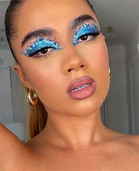 Wow 💙💙 | Rhinestone makeup, Festival makeup glitter, Glitter holiday makeup