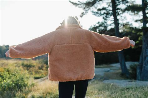 The Coziest Fleece & Sherpa Jackets This Fall - The Mom Edit